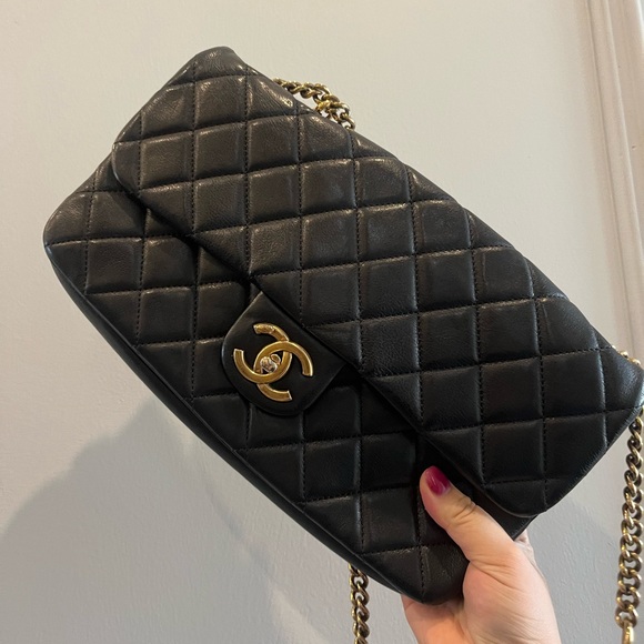CHANEL Calfskin Quilted Medium CC Classic Flap bag Like New Black purse Pristine - Picture 3 of 16